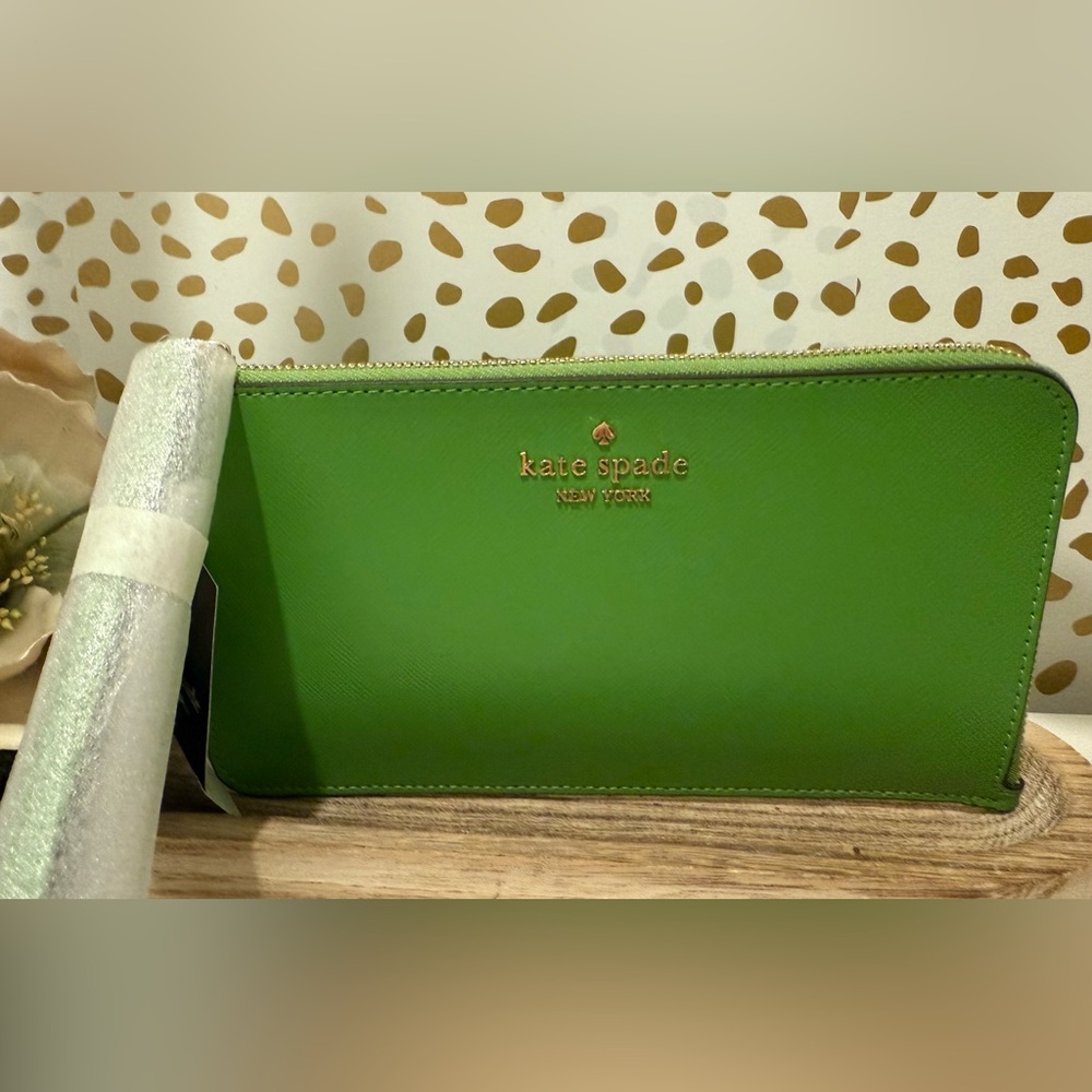Kate Spade Vibrant Green Wristlet NWT *Fast Shipping* - Picture 1 of 10